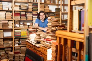 AI Revolutionizes Second-Hand Bookstores: A Knowledge Shake-Up