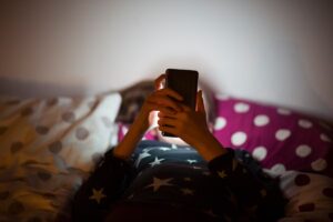 Expert Reveals Alarming Digital Addiction Among Minors in Weekend Isolation