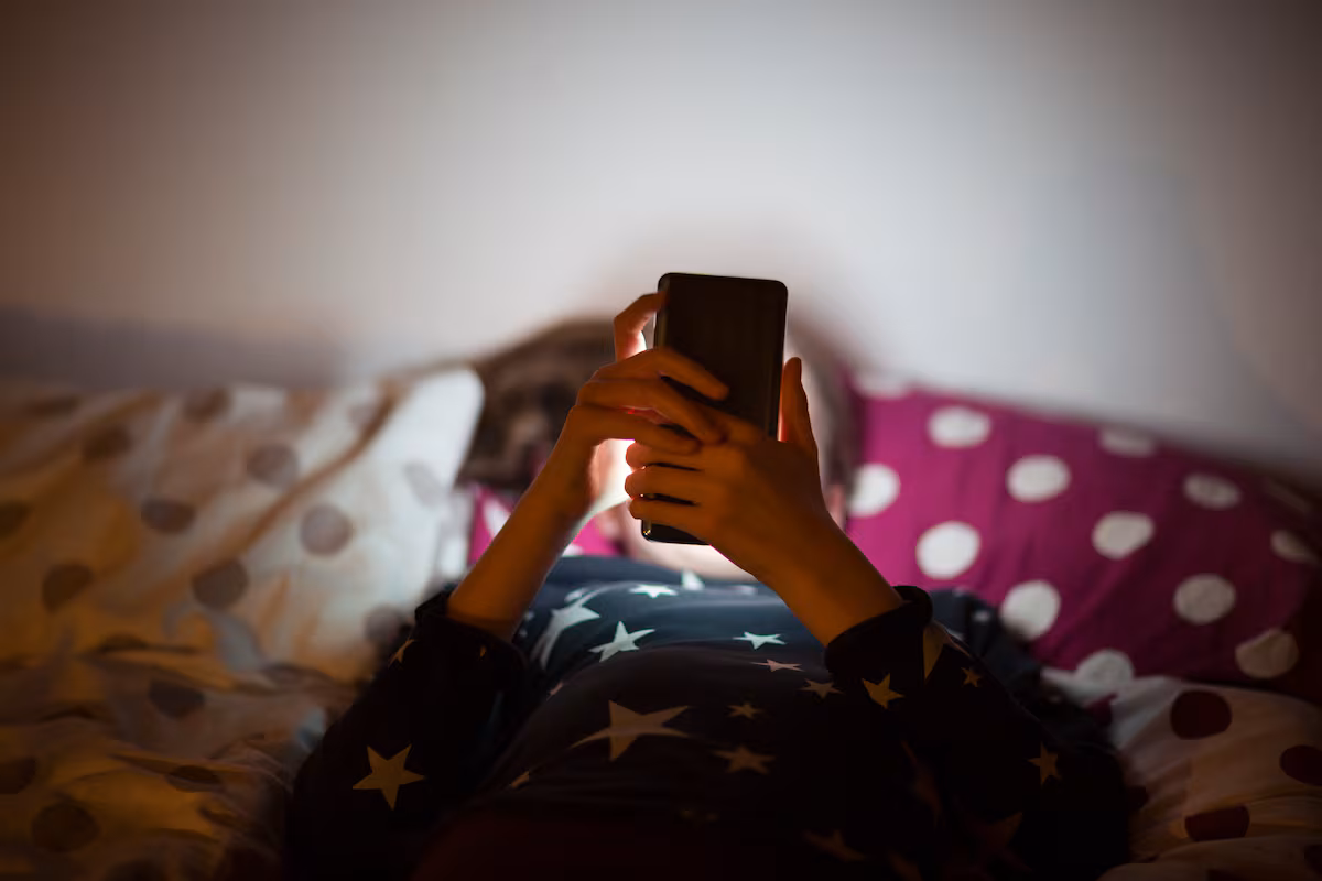 Expert Reveals Alarming Digital Addiction Among Minors in Weekend Isolation