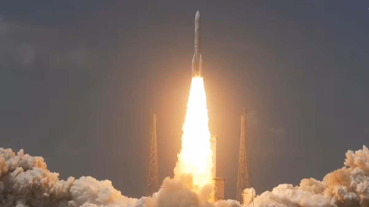 Jeff Bezos Challenges Musk's Space Monopoly with Leo Satellite Launch