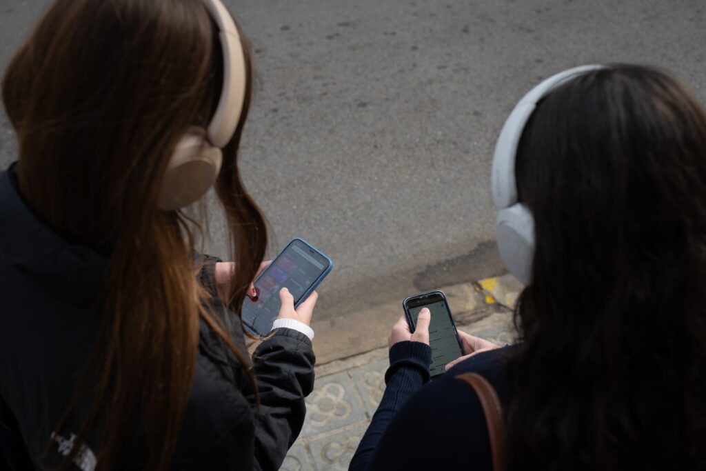 Ombudsman Urges Governments to Safeguard Minors from Social Media Dangers